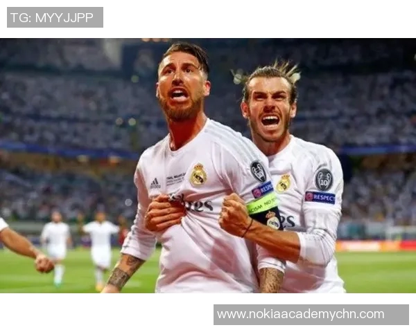 带头绳的足球明星如何引领球场风潮与时尚潮流的完美结合